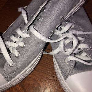 Converse woman’s sneaker shoe Sz 11